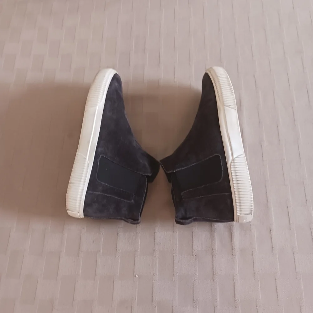 Vince suede upper